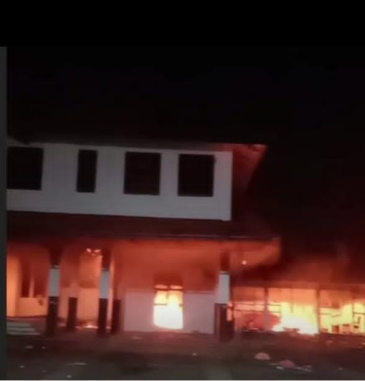 Aksi Demo Di Depan Polres Jepara Dan Gedung DPR Agak Ricuh Bahkan Gedung DPR Di Bakar