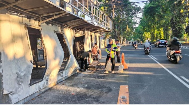 Ojol Dan Warga Kompak Bersihkan Pos Polisi yang Dibakar Massa di Surabaya