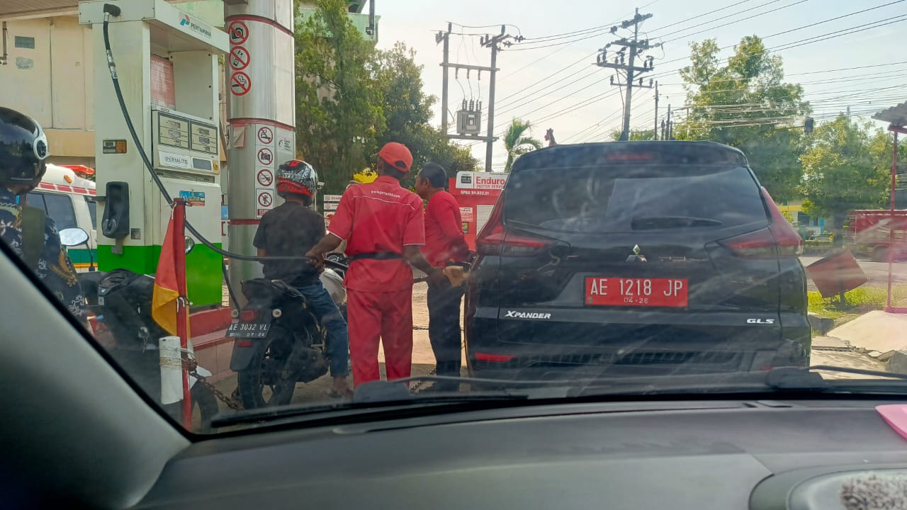 Dasar Tidak Tau Malu, Mobil Dinas Plat Merah Milik Dinas Lingkungan Hidup Ikut Ngisi BBM Subsidi
