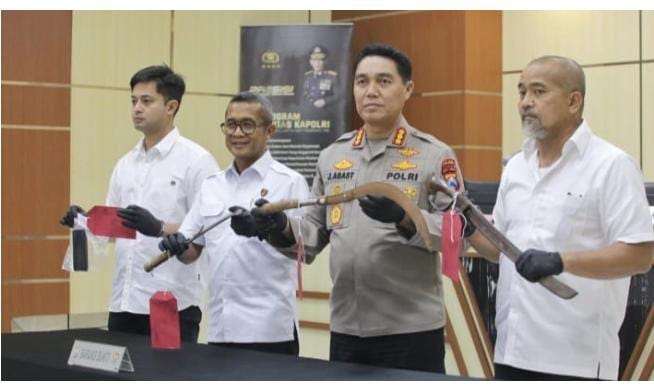 Polda Jatim Amankan Tiga Tersangka Kasus Pemerasan Disertai Pengancaman Di Pasuruan