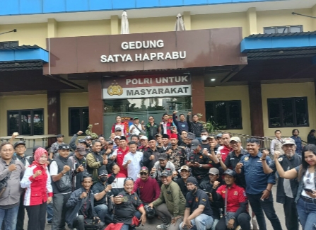 Ratusan Jurnalis Datang Di Mapolda Jatim, Tuntut Transparansi Kasus OTT Wartawan