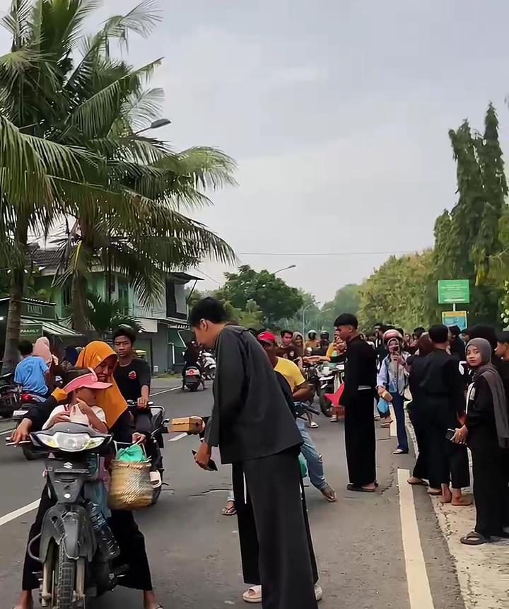 Persaudaraan Setia Hati Terate Rayon Mojomalang Ranting Parengan Berbagi Takjil Dilanjutkan Buka Bersama Pererat Persaudaraan