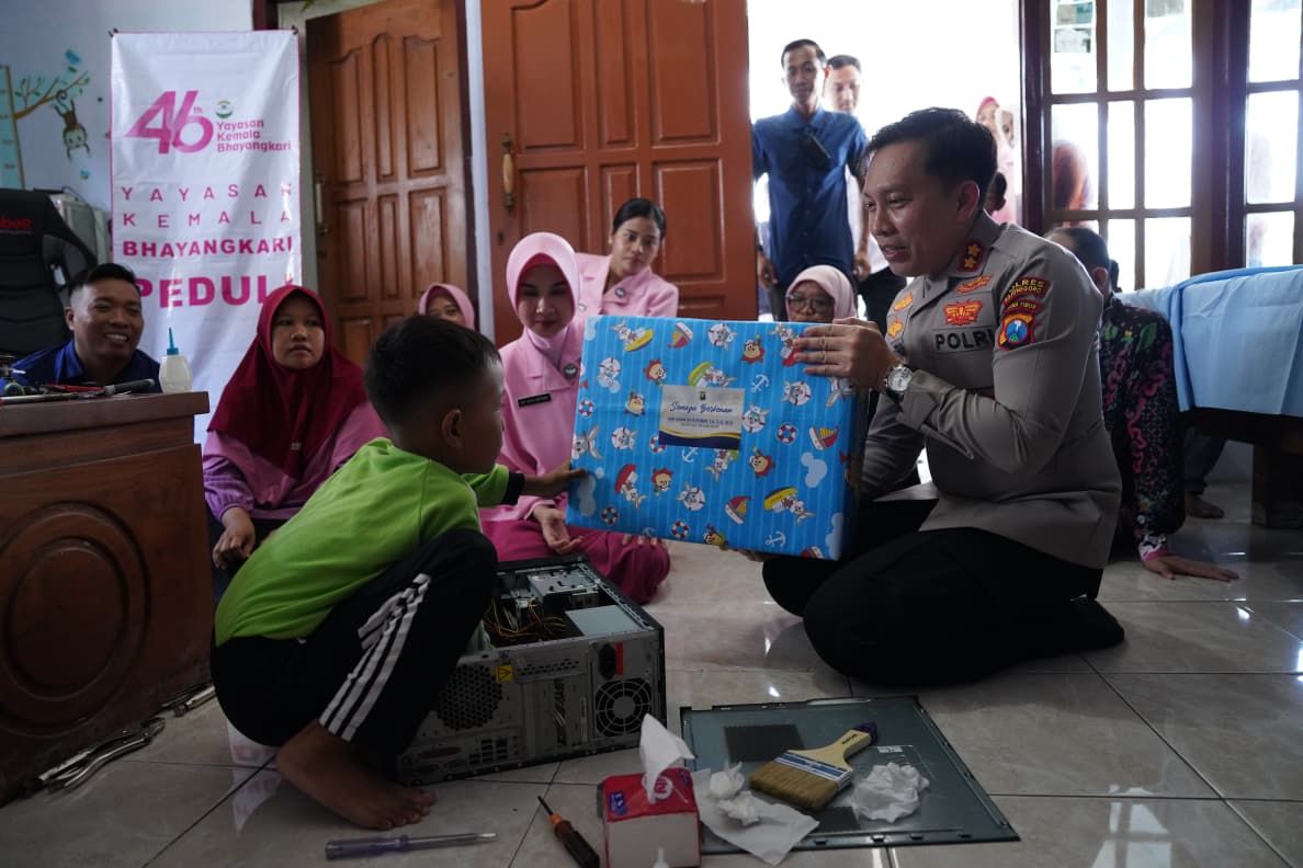 *Hari Jadi YKB ke-46, Kapolres Bojonegoro Beri Hadiah Laptop Bocah Jago Perbaiki Elektronik*