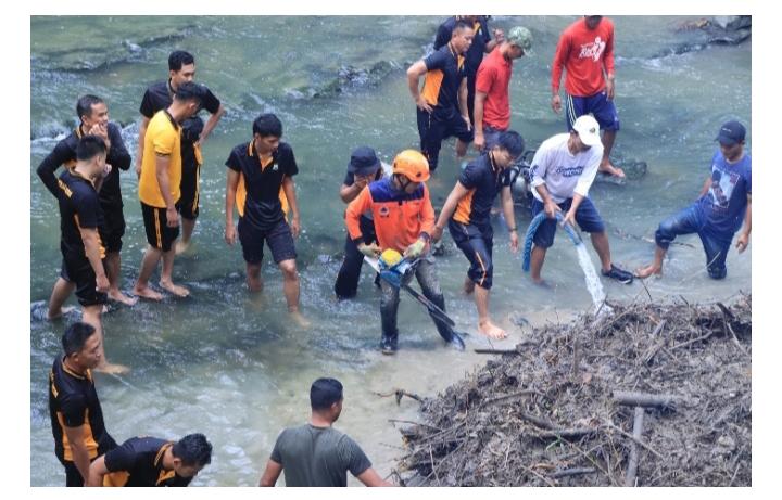 Gerakan Indonesia ASRI : Polres Ngawi Bersihkan Aliran Sungai di Jembatan Purba